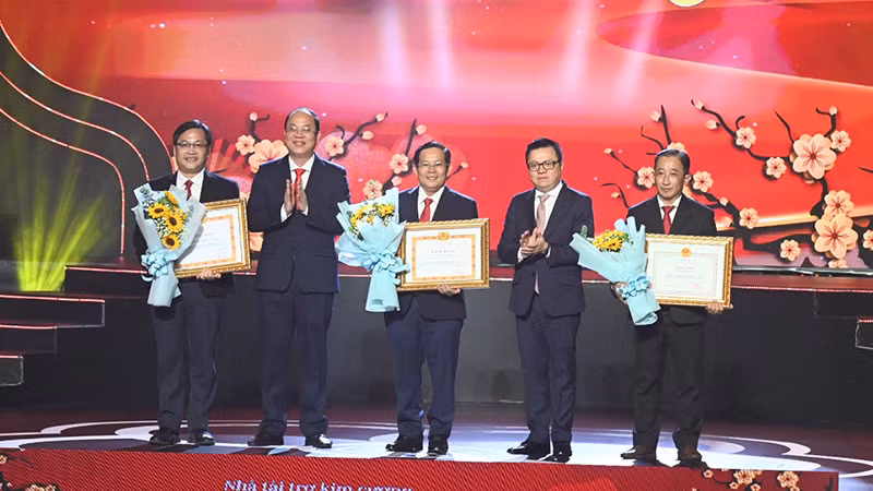 Đồng chí Lê Quốc Minh, Ủy viên Trung ương Đảng, Tổng Biên tập Báo Nhân Dân, Phó Trưởng Ban Tuyên giáo Trung ương, Chủ tịch Hội Nhà báo Việt Nam và đồng chí Nguyễn Hồ Hải, Phó Bí thư Thường trực Thành ủy Thành phố Hồ Chí Minh trao Bằng khen tặng tập thể Báo Người Lao Động. (Ảnh: Quốc Thanh).
