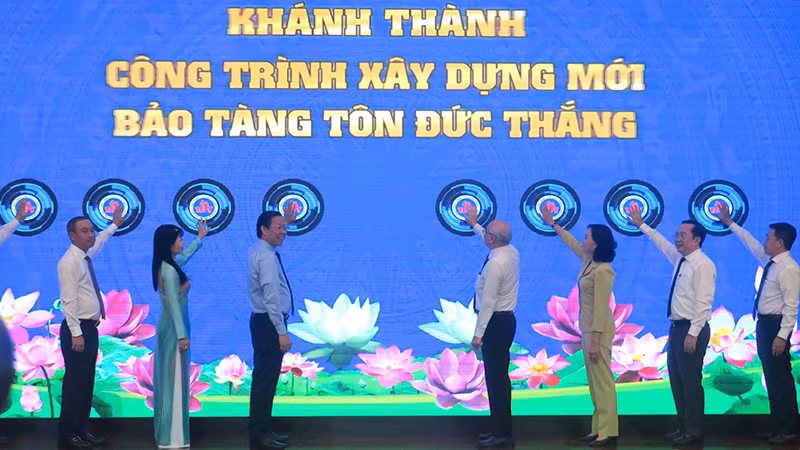 Các đại biểu thực hiện nghi thức khánh thành công trình xây mới Bảo tàng Tôn Đức Thắng.