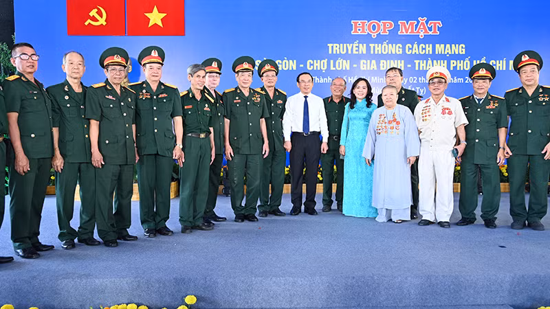 Các đại biểu chụp ảnh lưu niệm tại buổi họp mặt. 