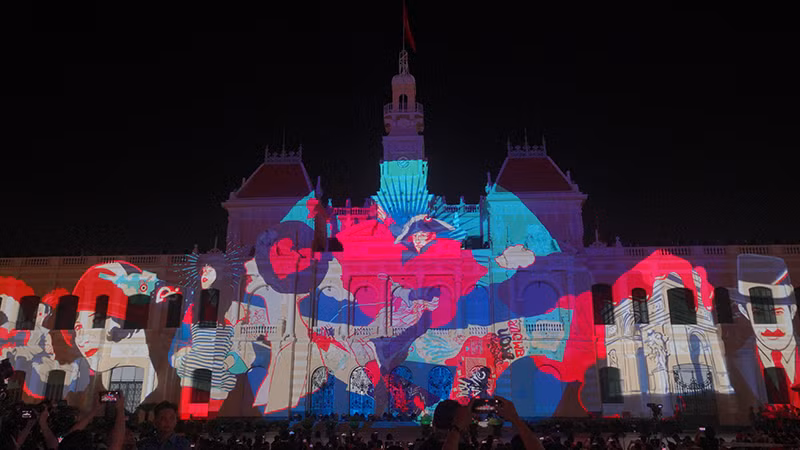 Màn "chào sân" của đội Mapping đến từ Pháp. (Ảnh: M.H).