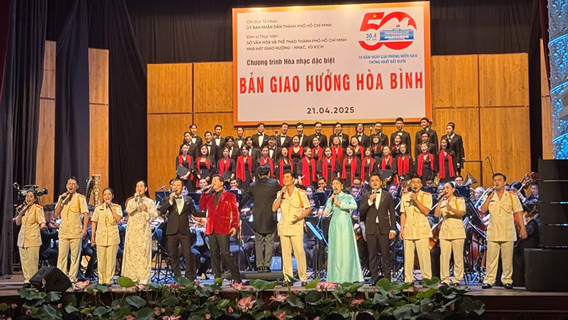 Tiết mục Rạng rỡ Việt Nam (âm nhạc và lời: Quang Vinh, chuyển soạn cho dàn nhạc: Trần Mạnh Hùng) khép lại Chương trình hòa nhạc đặc biệt "Bản giao hưởng hòa bình". (Ảnh: H.N)