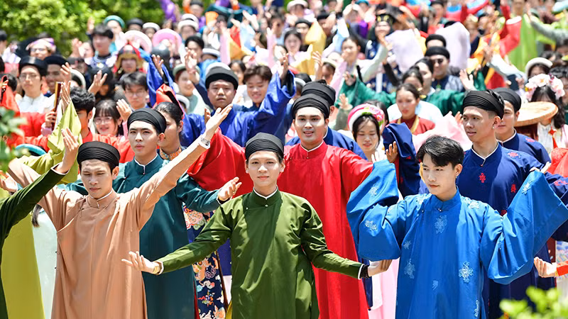 Biểu diễn trang phục truyền thống tại Suối Tiên. (Ảnh: Suối Tiên).