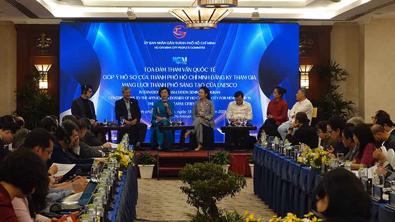 Các đại biểu thảo luận tại buổi tọa đàm.