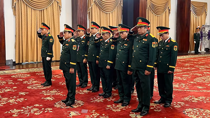 Đoàn Quân Khu 7 do Thiếu tướng Trần Vinh Ngọc, Bí thư Đảng ủy, Chính ủy Quân khu 7 dẫn đầu viếng Nguyên Chủ tịch nước Trần Đức Lương.(Ảnh: TĐ).