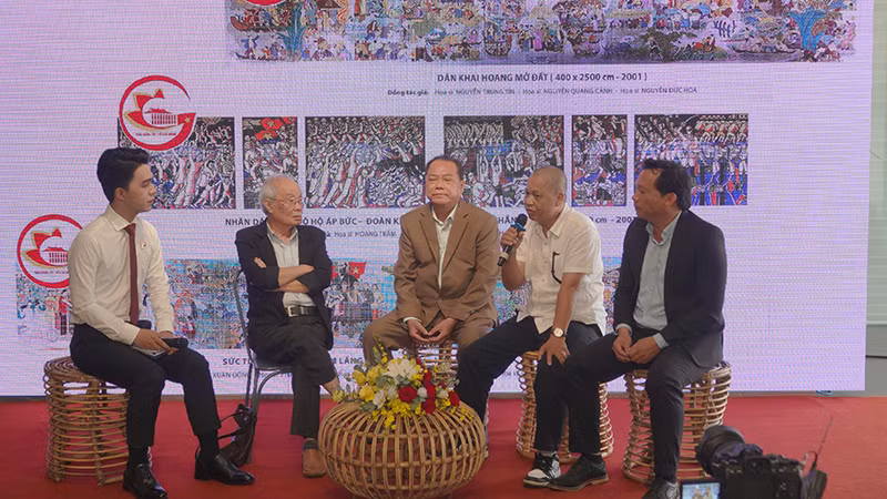 Giao lưu với các tác giả có tác phẩm được bình chọn 50 tác phẩm văn học, nghệ thuật tiêu biểu. (Ảnh M.H) Giao lưu với các tác giả có tác phẩm được bình chọn 50 tác phẩm văn học, nghệ thuật tiêu biểu. (Ảnh M.H)