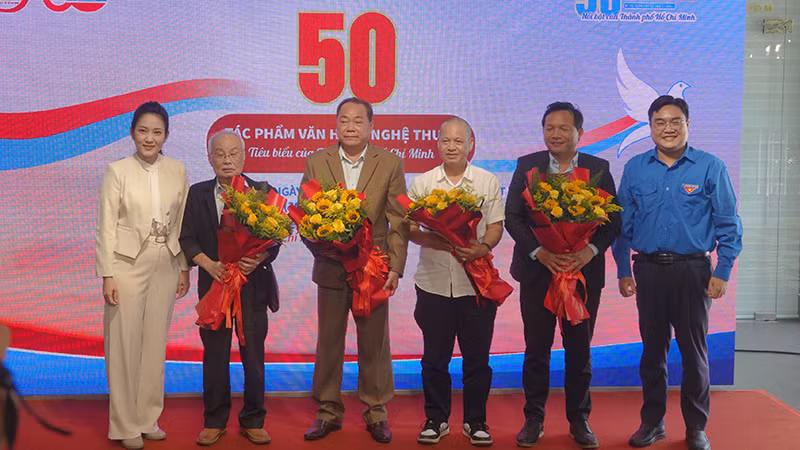 Đại biểu tặng hoa cho các nhân vật giao lưu. (Ảnh M.H)