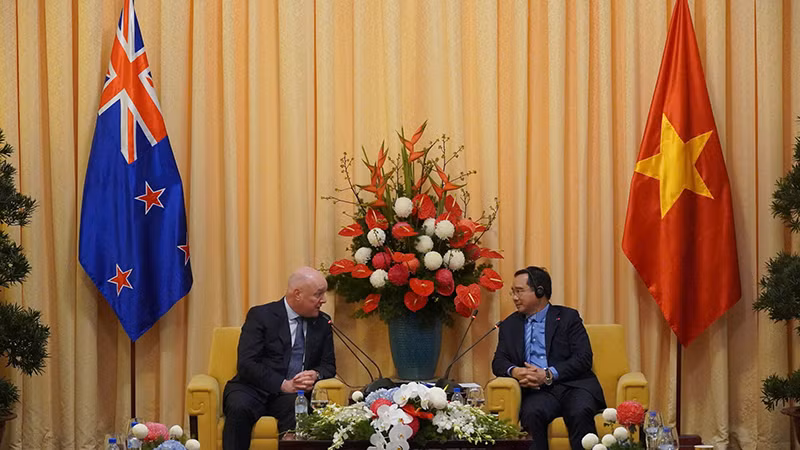 Thủ tướng New Zealand Christopher Luxon hội kiến với Chủ tịch Ủy ban nhân dân Thành phố Hồ Chí Minh Nguyễn Văn Được.