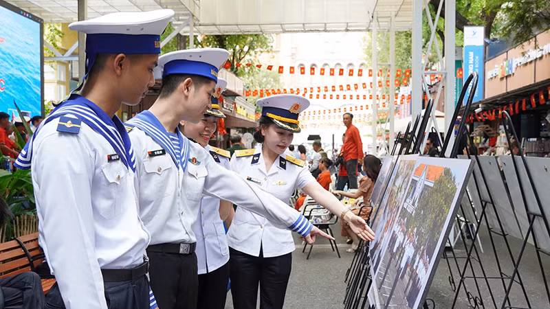 Các chiến sĩ tham quan triển lãm. (Ảnh: MK)