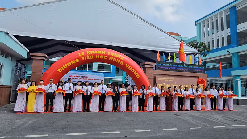 Các đại biểu thực hiện nghi thức cắt băng khánh thành Trường Tiểu học Hùng Vương. (Ảnh CTV).