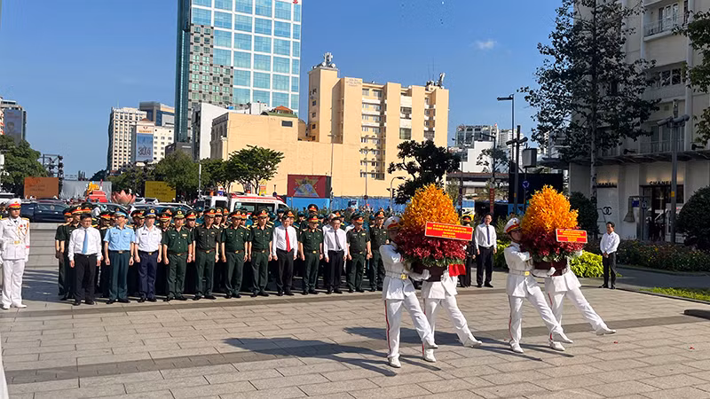 Các đại biểu dâng hoa lên Chủ tịch Hồ Chí Minh tại Công viên tượng đài Chủ tịch Hồ Chí Minh. (Ảnh: M.H).