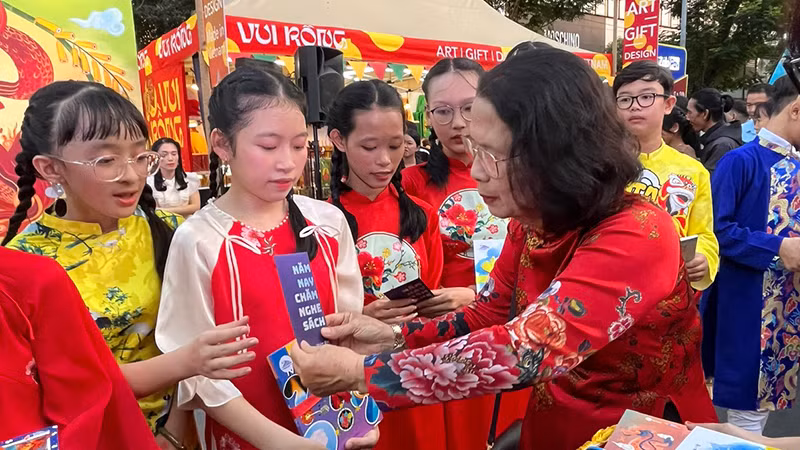 Hoạt động "lì xì sách Tết" được tổ chức tại Lễ hội Đường sách Tết Giáp Thìn 2024.