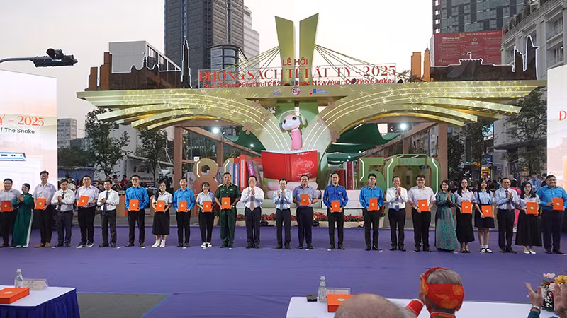 Các đại biểu lì xì sách Tết cho các cán bộ, công chức, đoàn viên tiêu biểu trong các lĩnh vực.