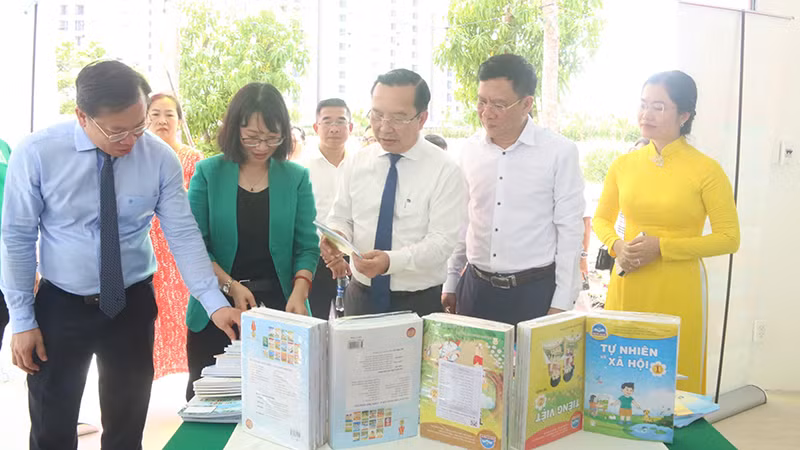 Các đại biểu tham quan gian hàng sách trong ngày khai mạc Ngày Sách và Văn hóa đọc Việt Nam lần 4 - Thành phố Hồ Chí Minh. (Ảnh H.T) Các đại biểu tham quan gian hàng sách trong ngày khai mạc Ngày Sách và Văn hóa đọc Việt Nam lần 4 - Thành phố Hồ Chí Minh. (Ảnh H.T)