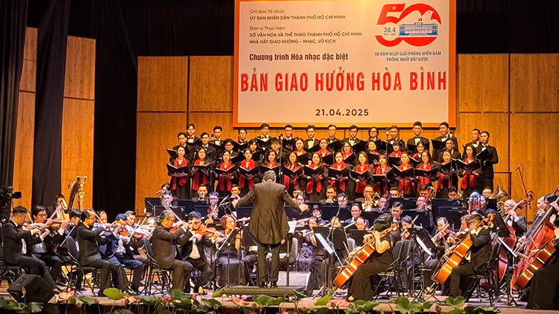 Tiết mục mở màn chương trình. (Ảnh H.N)