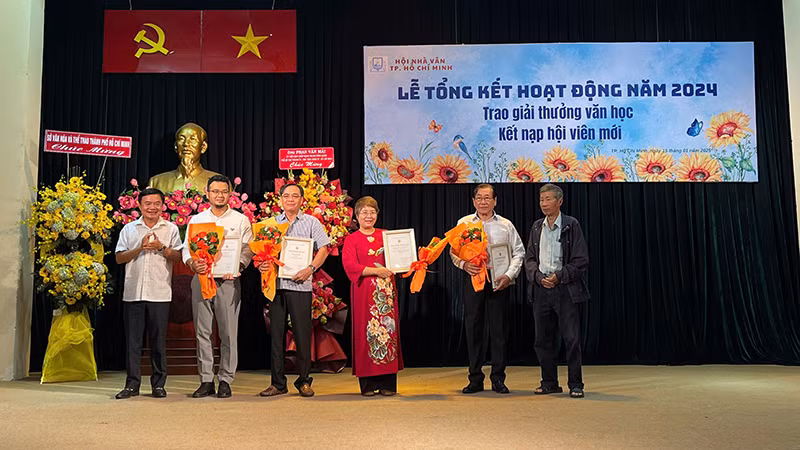 Hội Nhà văn Thành phố trao Giải thưởng văn học năm 2024 cho các tác giả có tác phẩm đoạt giải. Hội Nhà văn Thành phố trao Giải thưởng văn học năm 2024 cho các tác giả có tác phẩm đoạt giải.