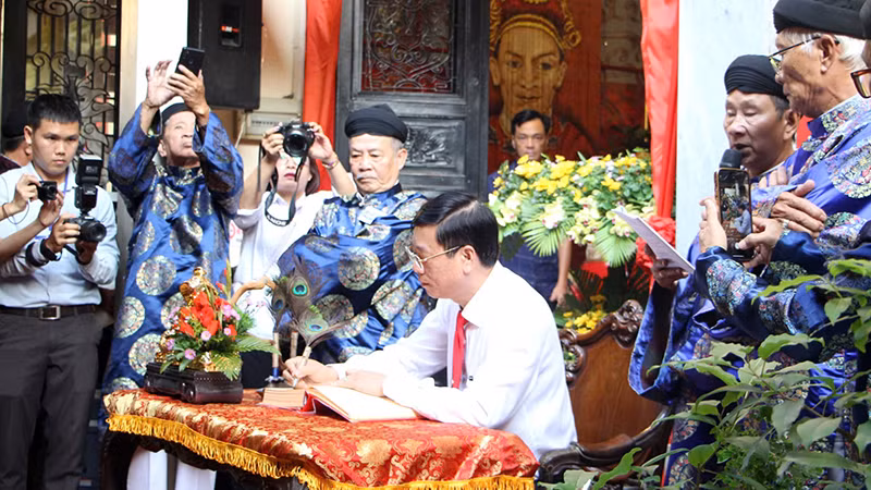 Bí thư Quận ủy quận Bình Thạnh Vũ Ngọc Tuất thực hiện nghi thức Khai bút tại lễ hội. Bí thư Quận ủy quận Bình Thạnh Vũ Ngọc Tuất thực hiện nghi thức Khai bút tại lễ hội.