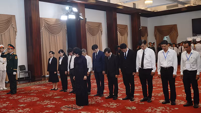 Nguyên Phó Chủ tịch nước Đặng Thị Ngọc Thịnh viếng nguyên Chủ tịch nước Trần Đức Lương tại Hội trường Thống Nhất, Thành phố Hồ Chí Minh. (Ảnh: Thế Anh)
