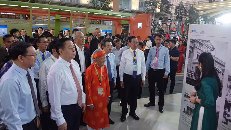 Các đại biểu tham quan các gian hàng tại Lễ hội Đường Sách Tết Ất Tỵ 2025.