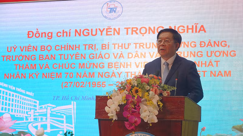 Đồng chí Nguyễn Trọng Nghĩa, Ủy viên Bộ Chính trị, Bí thư Trung ương Đảng, Trưởng Ban Tuyên giáo và Dân vận Trung ương phát biểu trong chuyến thăm, chúc mừng Bệnh viện Thống Nhất.