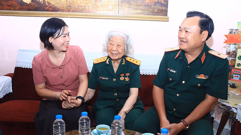 Ban Chỉ đạo Hội thảo đến thăm và tặng quà Anh hùng Lực lượng vũ trang nhân dân Nguyễn Thị Yên Thảo (Tám Thảo). (Ảnh: BTC).