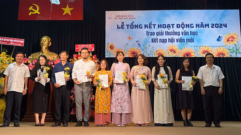 Trao quyết định kết nạp hội viên mới của Hội Nhà văn Thành phố Hồ Chí Minh.