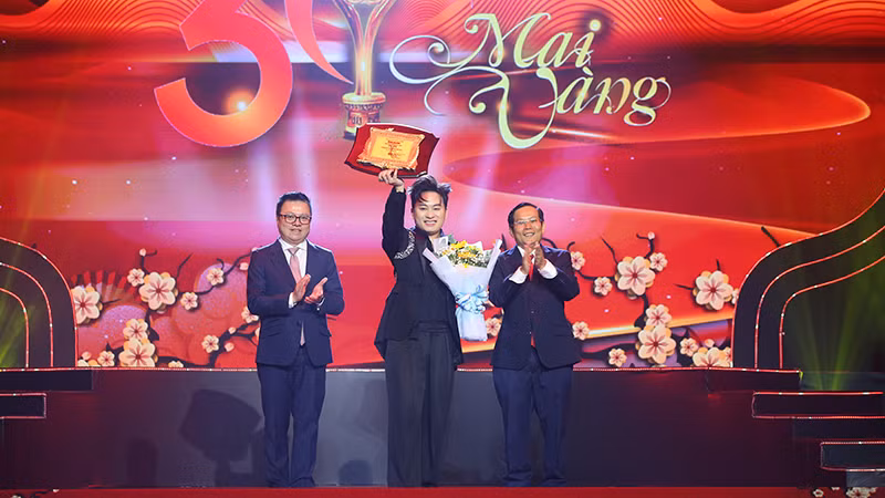 Đồng chí Lê Quốc Minh, Ủy viên Trung ương Đảng, Tổng Biên tập Báo Nhân Dân, Phó Trưởng Ban Tuyên giáo Trung ương, Chủ tịch Hội Nhà báo Việt Nam trao tặng ca sĩ Tùng Dương giải Nghệ sĩ vì cộng đồng năm 2024 .