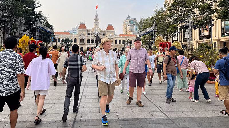 Khách nước ngoài tham quan Thành phố Hồ Chí Minh trong ngày mùng 1 Tết vừa qua. Khách nước ngoài tham quan Thành phố Hồ Chí Minh trong ngày mùng 1 Tết vừa qua.