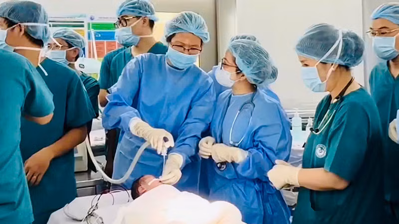 Sau khi đặt máy bé ổn và được chuyển về bệnh viện Nhi đồng 1 điều trị tiếp. (Ảnh bệnh viện cung cấp).