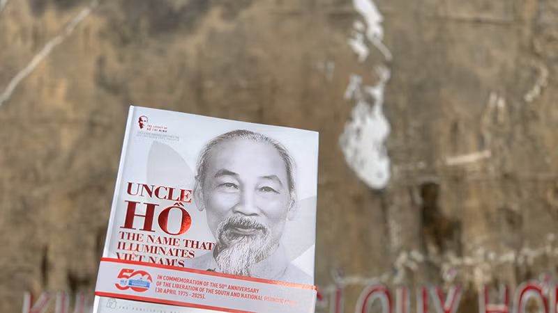 Bìa cuốn sách “Uncle Hồ, the name that illumiates Việt Nam’s beauty”. (Ảnh NXB Trẻ).