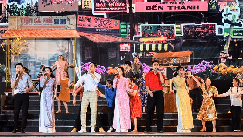 Các ca sĩ trình bày liên khúc Ơi cuộc sống mến thương (sáng tác Nguyễn Ngọc Thiện) - Yêu sao cuộc sống hôm nay (sáng tác Lâm Đình Thuận). (Ảnh QUỐC THANH)