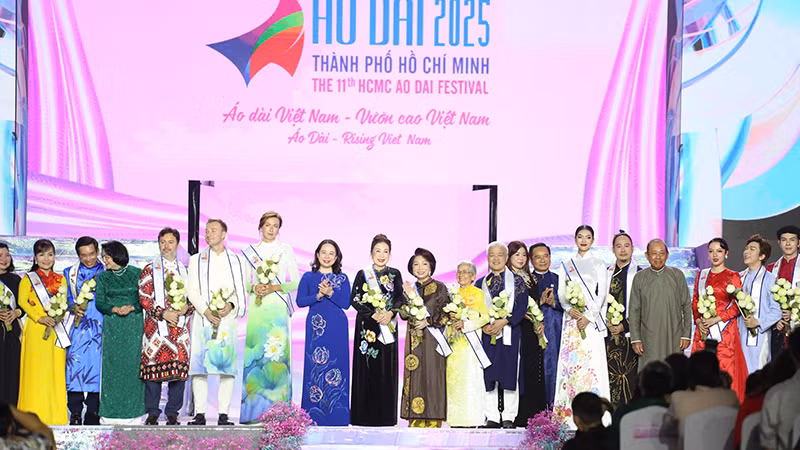 Các đại biểu tặng hoa cho các đại sứ Lễ hội Áo dài Thành phố Hồ Chí Minh lần thứ 11. Các đại biểu tặng hoa cho các đại sứ Lễ hội Áo dài Thành phố Hồ Chí Minh lần thứ 11.