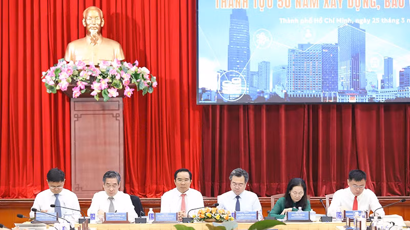 Các đồng chí chủ trì hội thảo.
