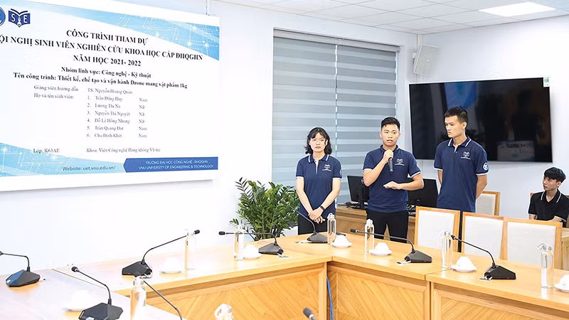 Nhóm sinh viên Viện Hàng không Vũ trụ, Trường đại học Công nghệ thuyết trình đề tài nghiên cứu khoa học. (Ảnh Đại học Quốc gia Hà Nội) Nhóm sinh viên Viện Hàng không Vũ trụ, Trường đại học Công nghệ thuyết trình đề tài nghiên cứu khoa học. (Ảnh Đại học Quốc gia Hà Nội)