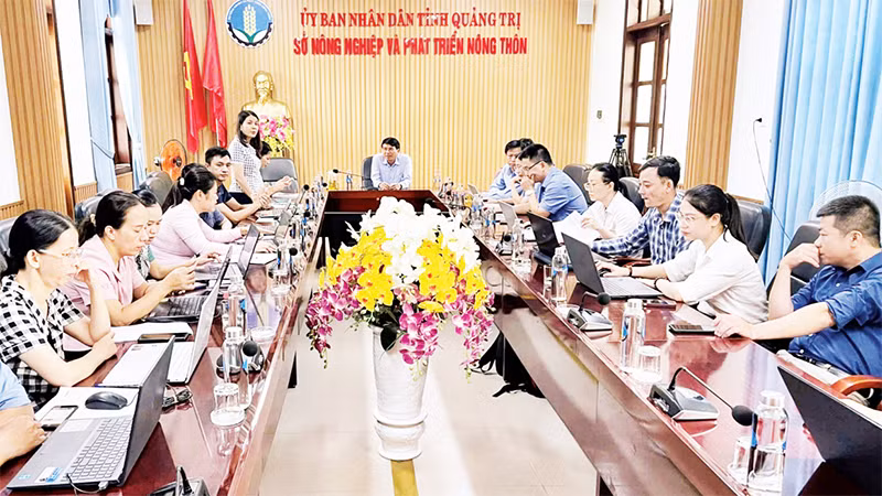 Các học viên làm bài kiểm tra đánh giá kết quả bồi dưỡng lý luận chính trị.