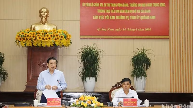 Đồng chí Phan Đình Trạc phát biểu tại buổi làm việc với Ban Thường vụ Tỉnh ủy Quảng Nam.