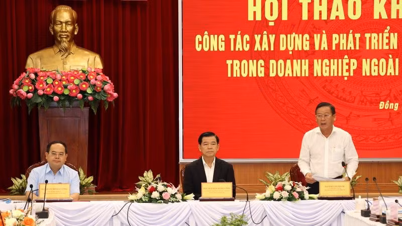 Các đồng chí lãnh đạo tỉnh Đồng Nai chủ trì Hội thảo khoa học.