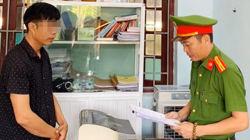 Cơ quan điều tra tống đạt quyết định khởi tố bị can đối với Trần Văn Phi.