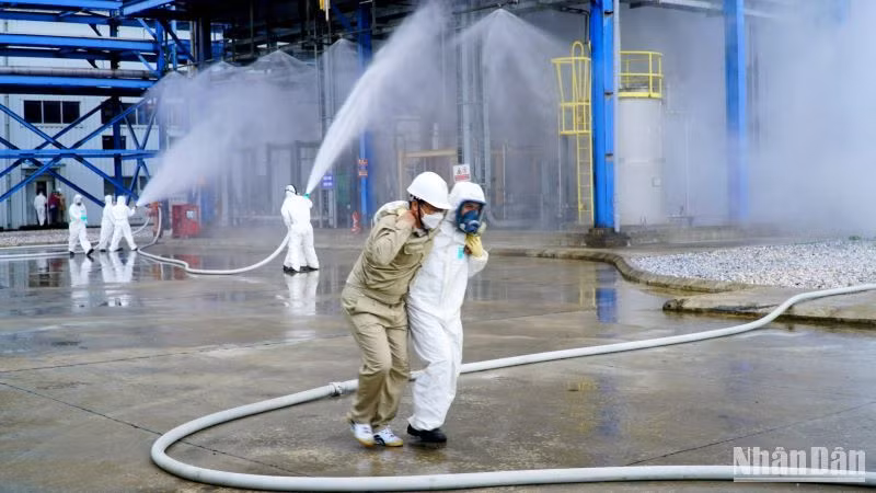 Đưa công nhân trong Nhà máy ra khỏi khu vực nguy hiểm. Đưa công nhân trong Nhà máy ra khỏi khu vực nguy hiểm.