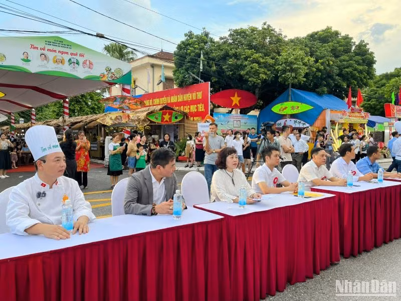 Lễ hội bánh và ẩm thực lần đầu tiên được tổ chức trên miền quê di sản chùa Keo.