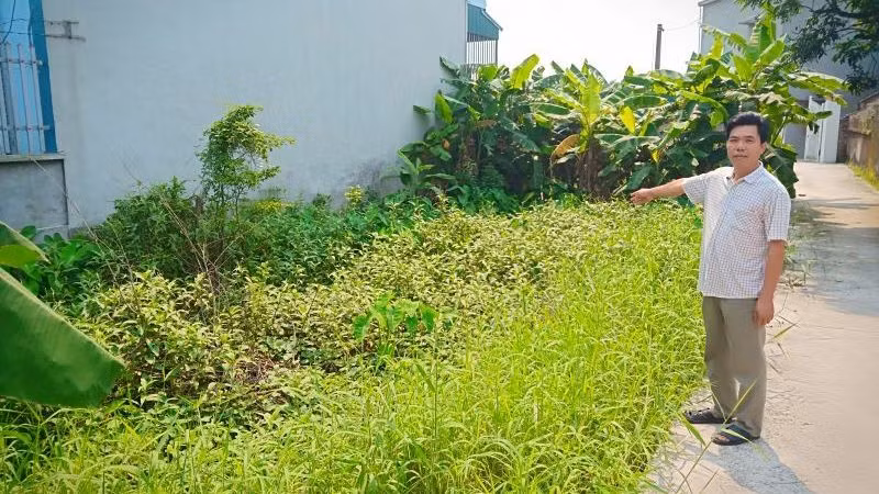 Ông Hoàng Trọng Dương, xã Tam Quang bên lô đất đã trúng đấu giá, nhưng mười mấy năm nay chưa được cấp quyền sử dụng đất. Ông Hoàng Trọng Dương, xã Tam Quang bên lô đất đã trúng đấu giá, nhưng mười mấy năm nay chưa được cấp quyền sử dụng đất.