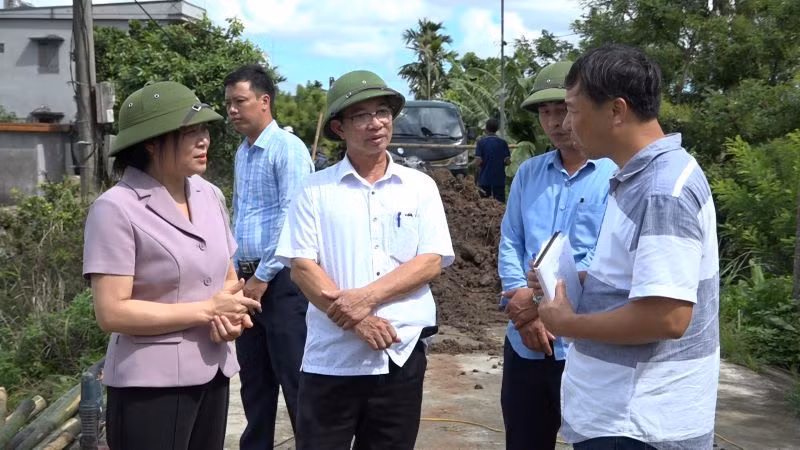 Lãnh đạo huyện Vũ Thư có mặt tại hiện trường chỉ đạo khắc phục sự cố đê điều. (Ảnh: Đài Phát thanh-Truyền hình huyện Vũ Thư cung cấp)