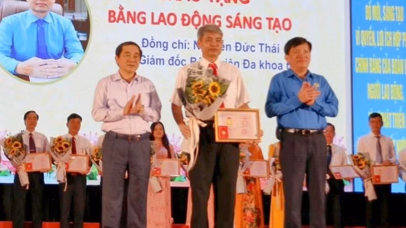 Lãnh đạo Tổng Liên đoàn Lao động Việt Nam cùng lãnh đạo Tỉnh ủy Thái Bình trao bằng Lao động sáng tạo cho các cá nhân tiêu biểu. (Ảnh: Bá Mạnh)