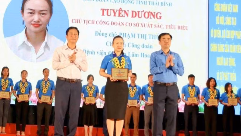 Tuyên dương các Chủ tịch Công đoàn cơ sở xuất sắc, tiêu biểu tỉnh Thái Bình. (Ảnh: Bá Mạnh)