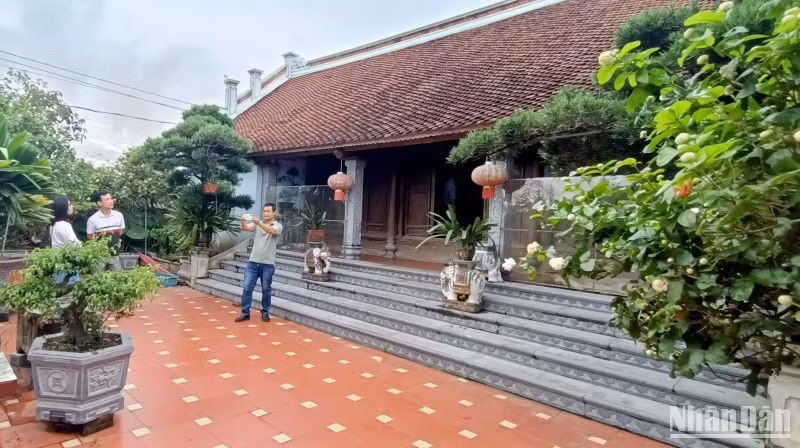 Ở Bách Thuận còn lưu giữ hơn 20 ngôi nhà cổ có tuổi đời trên dưới trăm năm. Ở Bách Thuận còn lưu giữ hơn 20 ngôi nhà cổ có tuổi đời trên dưới trăm năm.