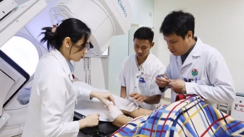Đội ngũ y, bác sĩ Bệnh viện đa khoa Hà Tĩnh thực hiện quy trình xạ trị bằng kỹ thuật cao tại khoa Ung bướu-Y học hạt nhân.