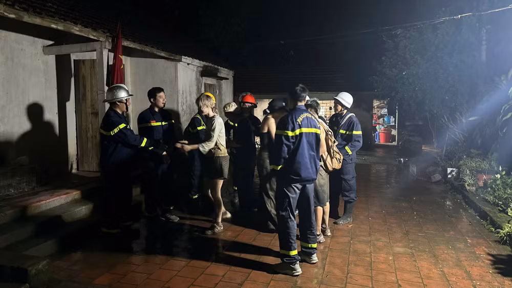 Toàn bộ 5 người bị mắc kẹt được đưa xuống chân núi an toàn. (Nguồn: Công an thành phố Hà Nội)