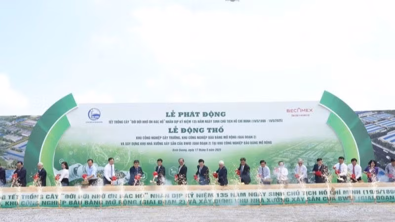 Phó Thủ tướng Mai Văn Chính và các đại biểu thực hiện nghi thức động thổ. 
