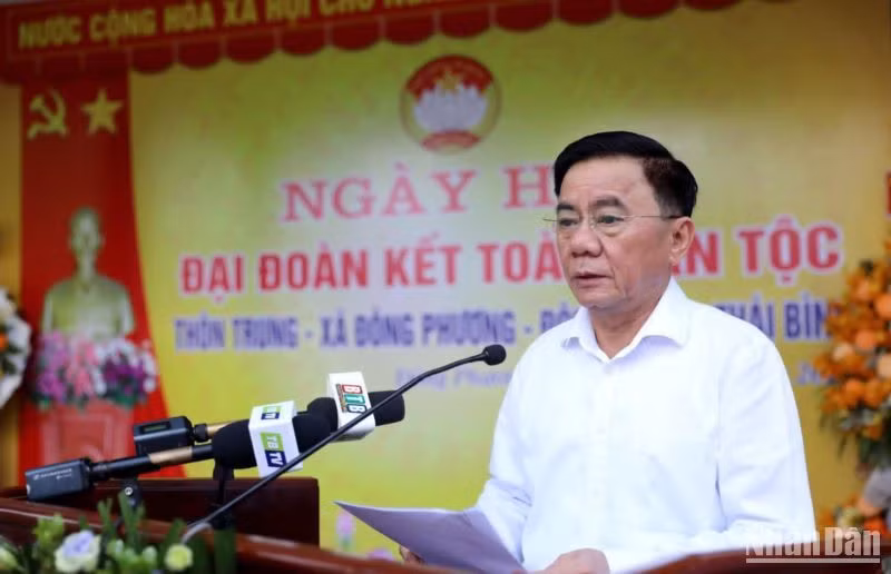 Thường trực Ban Bí thư Trần Cẩm Tú đánh giá cao hiệu quả hoạt động của Ban công tác Mặt trận thôn Trung, xã Đông Phương (huyện Đông Hưng, tỉnh Thái Bình). Thường trực Ban Bí thư Trần Cẩm Tú đánh giá cao hiệu quả hoạt động của Ban công tác Mặt trận thôn Trung, xã Đông Phương (huyện Đông Hưng, tỉnh Thái Bình).
