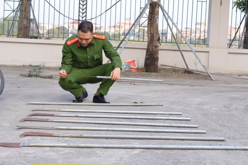 Số hung khí nhóm đối tượng mang theo để giải quyết mâu thuẫn. (Ảnh Công an cung cấp) Số hung khí nhóm đối tượng mang theo để giải quyết mâu thuẫn. (Ảnh Công an cung cấp)