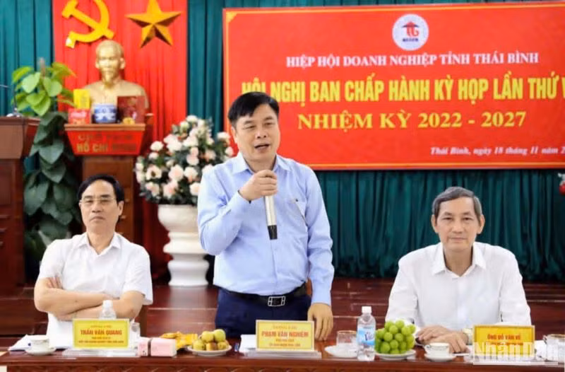 Phó Chủ tịch Ủy ban nhân dân tỉnh Thái Bình Phạm Văn Nghiêm đánh giá cao nghĩa cử cao đẹp của các doanh nhân, doanh nghiệp trong việc chung tay cùng tỉnh Thái Bình xóa nhà tạm, nhà dột nát. Phó Chủ tịch Ủy ban nhân dân tỉnh Thái Bình Phạm Văn Nghiêm đánh giá cao nghĩa cử cao đẹp của các doanh nhân, doanh nghiệp trong việc chung tay cùng tỉnh Thái Bình xóa nhà tạm, nhà dột nát.